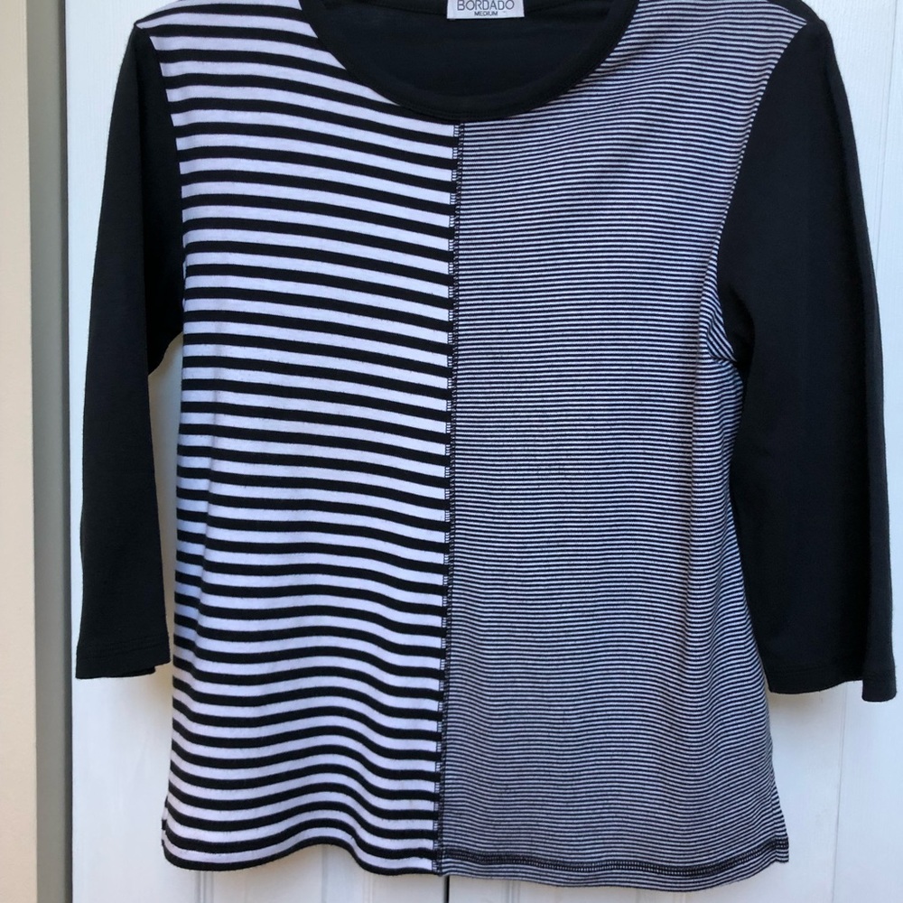 📦Bordado-gently used-Black & White top.❤️